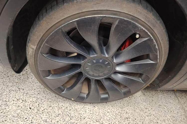 Used Tesla Model Y 2021 Performance High-Performance All-Wheel-Drive Version Left Front Wheel Hub