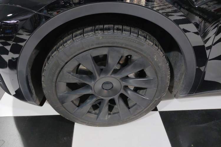 Used Tesla Model Y 2021 Standard Range Rear-Wheel Drive Version Left Front Wheel Hub