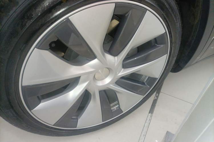 Used Tesla Model Y 2021 Standard Range Rear-Wheel Drive Version Left Front Wheel Hub