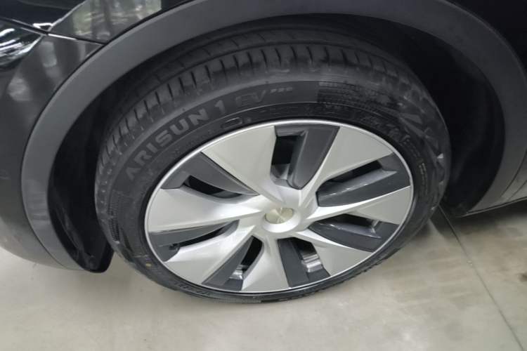 Used Tesla Model Y 2021 Long-Range All-Wheel-Drive Version 3D7 Left Front Wheel Hub