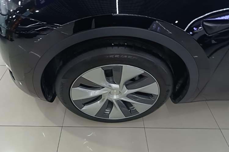 Used Tesla Model Y 2021 Standard Range Rear-Wheel Drive Version Left Front Wheel Hub