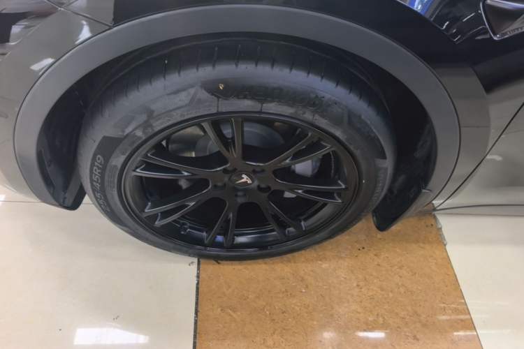 Used Tesla Model Y 2021 Standard Range Rear-Wheel Drive Version Left Front Wheel Hub