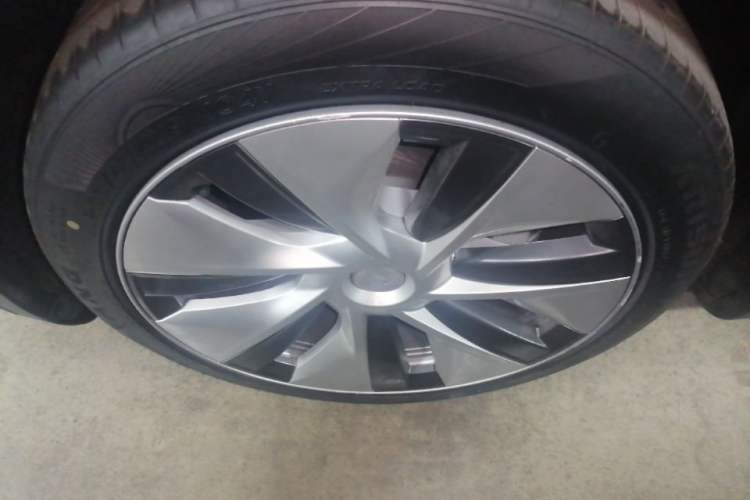 Used Tesla Model Y 2021 Standard Range Rear-Wheel Drive Version Left Front Wheel Hub