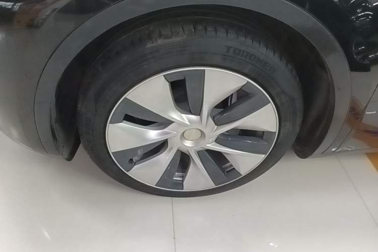 Used Tesla Model Y 2021 Long-Range All-Wheel-Drive Version Left Front Wheel Hub