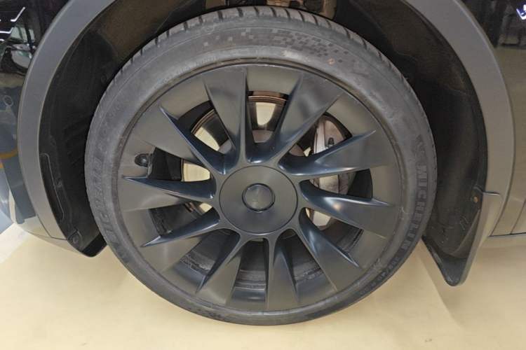 Used Tesla Model Y 2021 Standard Range Rear-Wheel Drive Version Left Front Wheel Hub