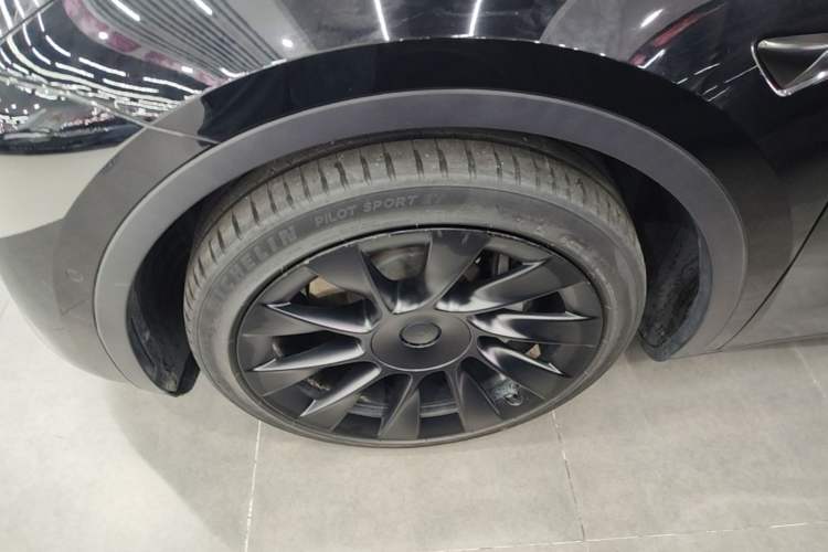 Used Tesla Model Y 2021 Standard Range Rear-Wheel Drive Version Left Front Wheel Hub