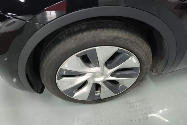 Used Tesla Model Y 2021 Standard Range Rear-Wheel Drive Version Left Front Wheel Hub