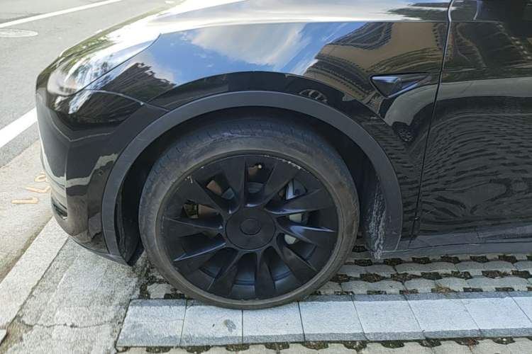 Used Tesla Model Y 2021 Standard Range Rear-Wheel Drive Version Left Front Wheel Hub