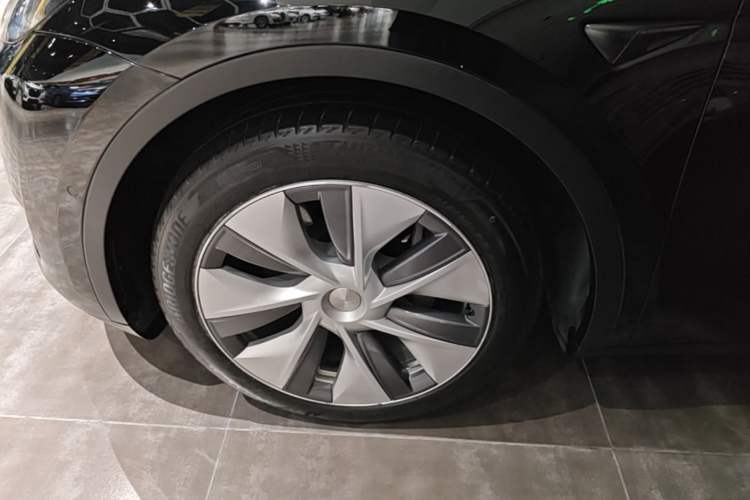 Used Tesla Model Y 2021 Standard Range Rear-Wheel Drive Version Left Front Wheel Hub