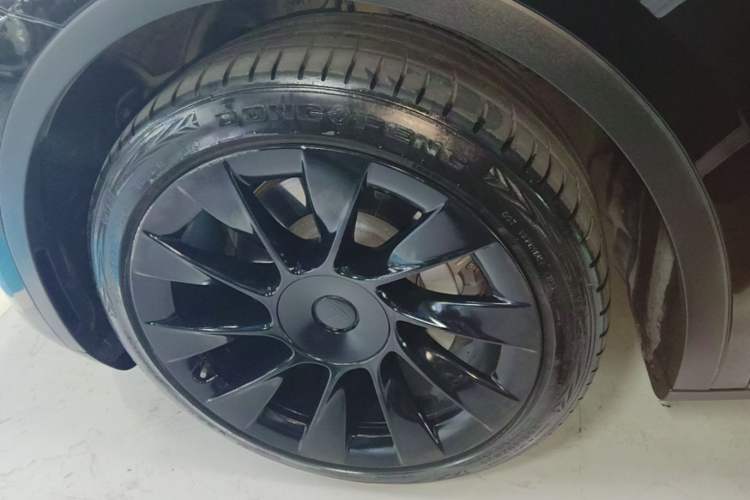 Used Tesla Model Y 2021 Long-Range All-Wheel-Drive Version 3D7 Left Front Wheel Hub