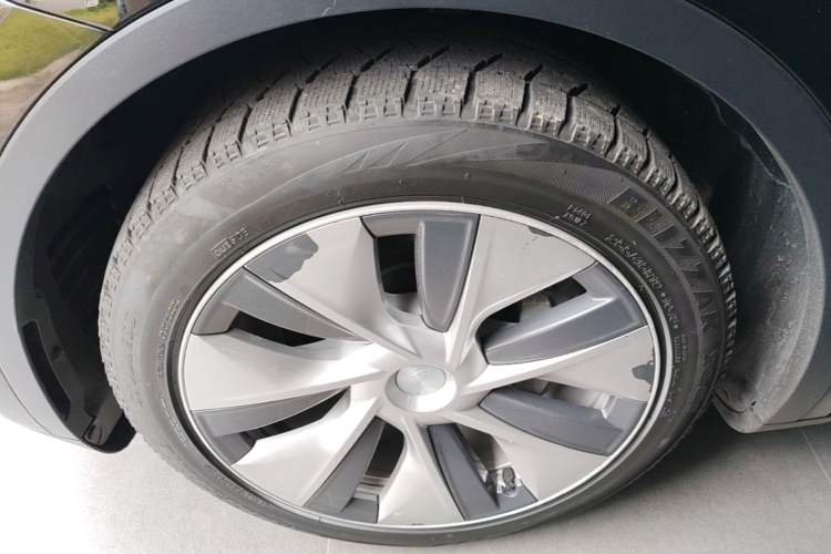 Used Tesla Model Y 2021 Long-Range All-Wheel-Drive Version 3D7 Left Front Wheel Hub