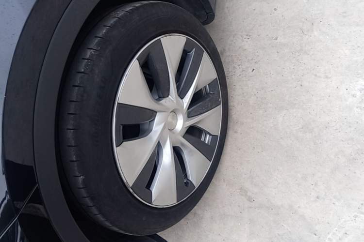 Used Tesla Model Y 2021 Long-Range All-Wheel-Drive Version 3D7 Left Front Wheel Hub