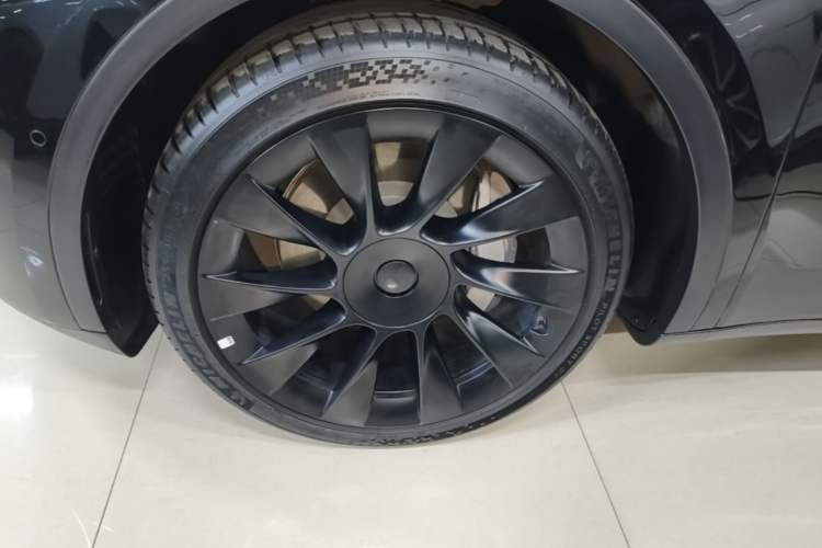 Used Tesla Model Y 2021 Standard Range Rear-Wheel Drive Version Left Front Wheel Hub