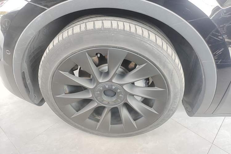 Used Tesla Model Y 2021 Long-Range All-Wheel-Drive Version 3D7 Left Front Wheel Hub
