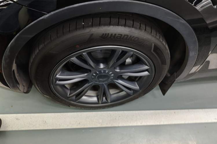 Used Tesla Model Y 2021 Long-Range All-Wheel-Drive Version 3D7 Left Front Wheel Hub