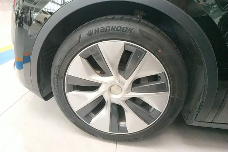 Used Tesla Model Y 2021 Standard Range Rear-Wheel Drive Version Left Front Wheel Hub