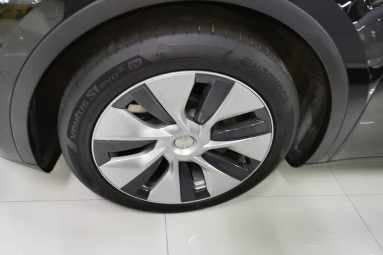 Used Tesla Model Y 2021 Long-Range All-Wheel-Drive Version 3D7 Left Front Wheel Hub