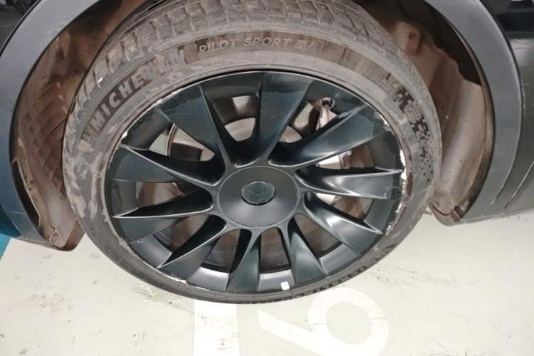 Used Tesla Model Y 2021 Long-Range All-Wheel-Drive Version Left Front Wheel Hub