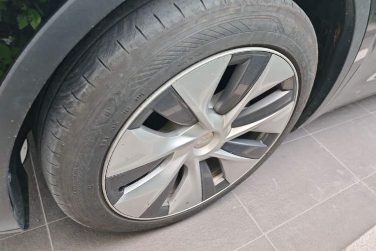 Used Tesla Model Y 2021 Standard Range Rear-Wheel Drive Version Left Front Wheel Hub