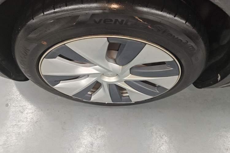 Used Tesla Model Y 2021 Standard Range Rear-Wheel Drive Version Left Front Wheel Hub