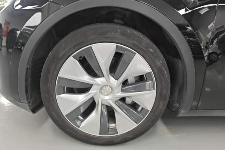 Used Tesla Model Y 2021 Long-Range All-Wheel-Drive Version Left Front Wheel Hub