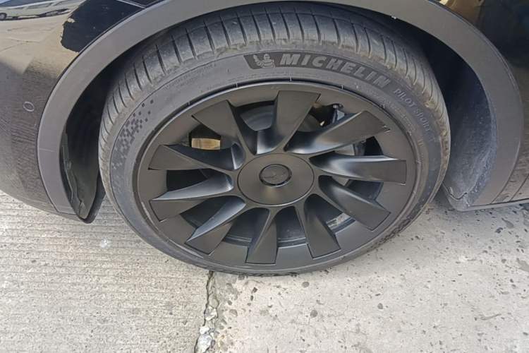 Used Tesla Model Y 2021 Long-Range All-Wheel-Drive Version 3D7 Left Front Wheel Hub