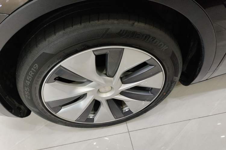 Used Tesla Model Y 2021 Standard Range Rear-Wheel Drive Version Left Front Wheel Hub