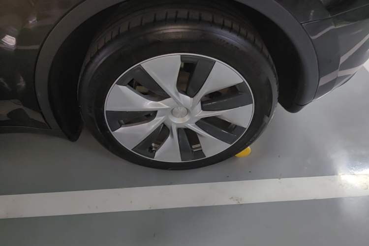 Used Tesla Model Y 2021 Standard Range Rear-Wheel Drive Version Left Front Wheel Hub