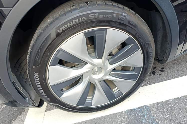 Used Tesla Model Y 2021 Standard Range Rear-Wheel Drive Version Left Front Wheel Hub