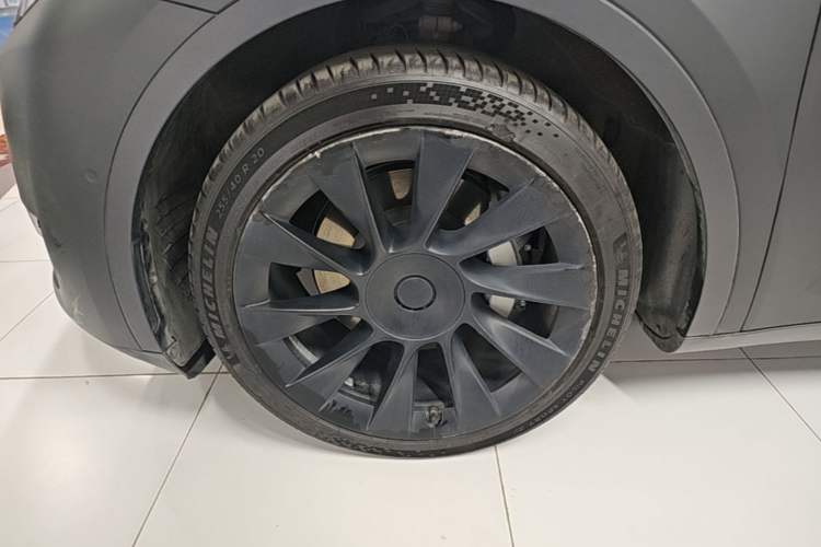 Used Tesla Model Y 2021 Standard Range Rear-Wheel Drive Version Left Front Wheel Hub