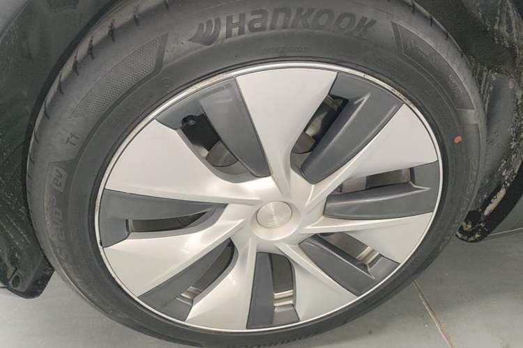 Used Tesla Model Y 2021 Standard Range Rear-Wheel Drive Version Left Front Wheel Hub