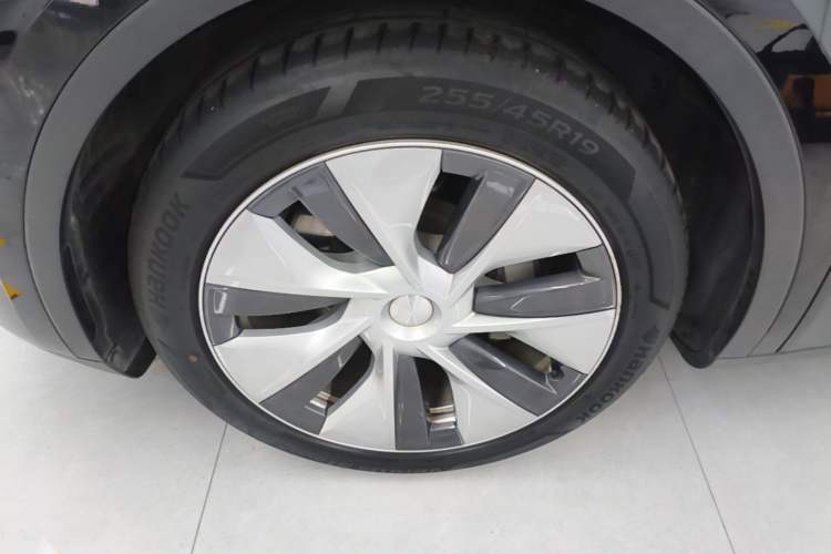 Used Tesla Model Y 2021 Standard Range Rear-Wheel Drive Version Left Front Wheel Hub