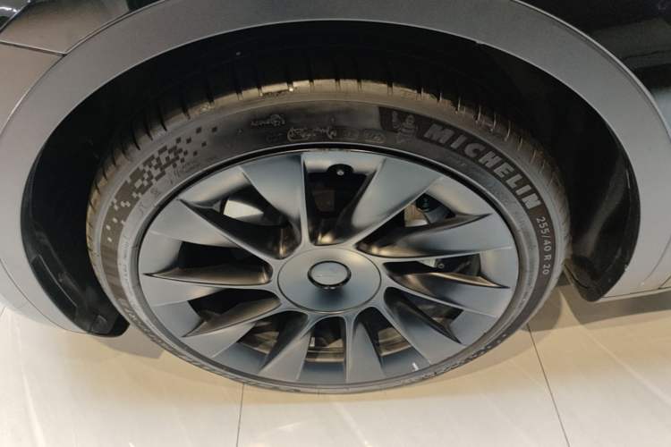 Used Tesla Model Y 2021 Standard Range Rear-Wheel Drive Version Left Front Wheel Hub