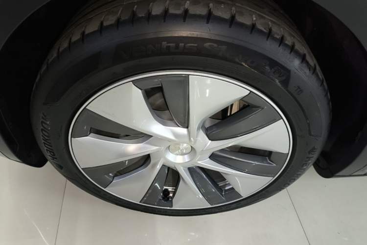 Used Tesla Model Y 2021 Standard Range Rear-Wheel Drive Version Left Front Wheel Hub