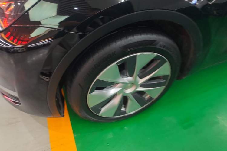 Used Tesla Model Y 2021 Long-Range All-Wheel-Drive Version 3D7 Left Front Wheel Hub