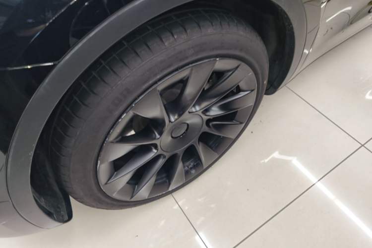 Used Tesla Model Y 2021 Standard Range Rear-Wheel Drive Version Left Front Wheel Hub
