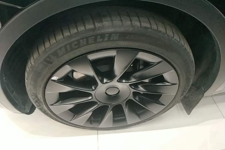 Used Tesla Model Y 2021 Long-Range All-Wheel-Drive Version 3D7 Left Front Wheel Hub