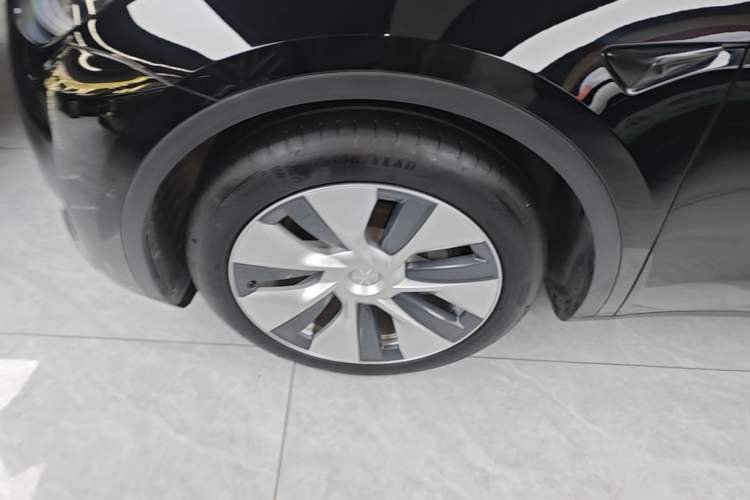 Used Tesla Model Y 2021 Long-Range All-Wheel-Drive Version Left Front Wheel Hub