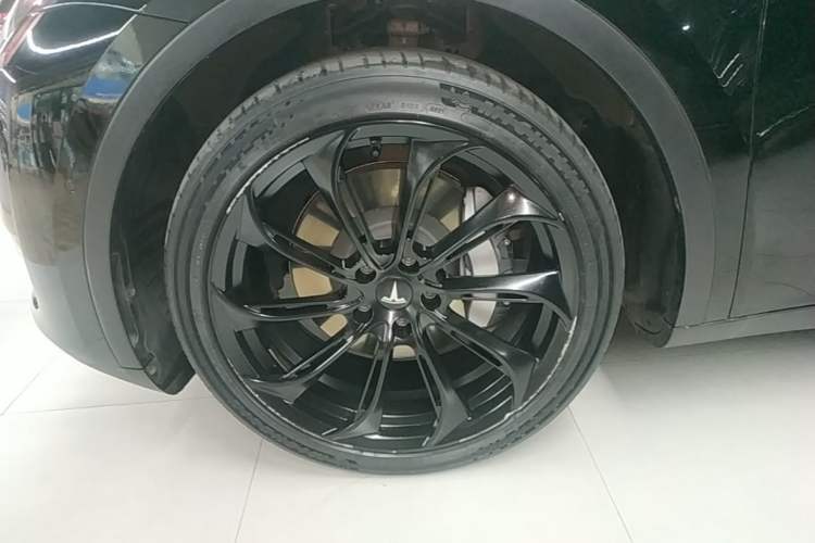 Used Tesla Model Y 2021 Standard Range Rear-Wheel Drive Version Left Front Wheel Hub