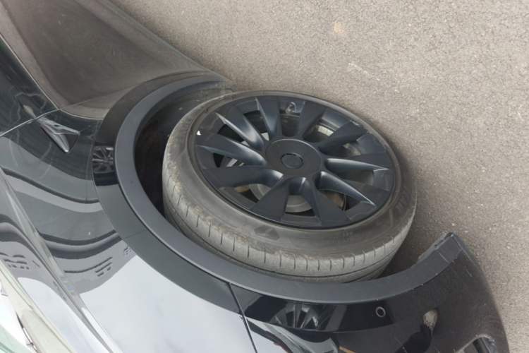 Used Tesla Model Y 2021 Standard Range Rear-Wheel Drive Version Left Front Wheel Hub