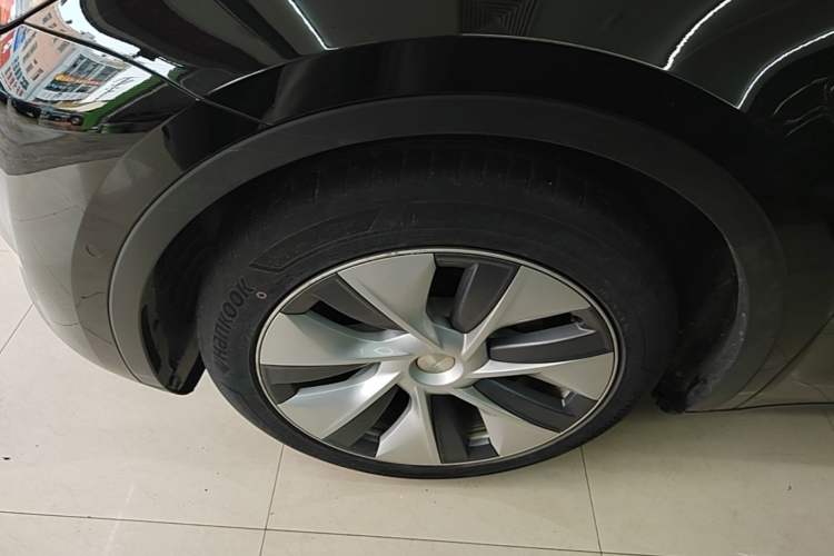 Used Tesla Model Y 2021 Standard Range Rear-Wheel Drive Version Left Front Wheel Hub