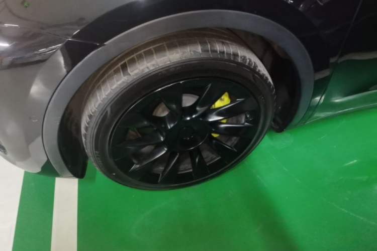 Used Tesla Model Y 2021 Long-Range All-Wheel-Drive Version Left Front Wheel Hub