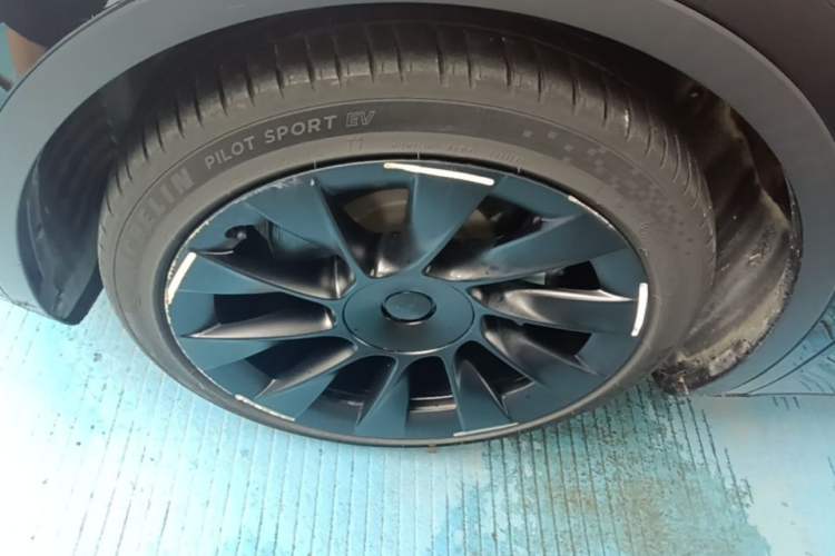 Used Tesla Model Y 2021 Standard Range Rear-Wheel Drive Version Left Front Wheel Hub