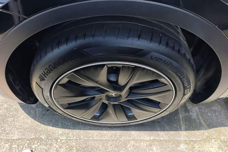 Used Tesla Model Y 2021 Long-Range All-Wheel-Drive Version 3D7 Left Front Wheel Hub