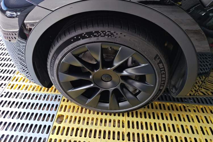 Used Tesla Model Y 2021 Standard Range Rear-Wheel Drive Version Left Front Wheel Hub