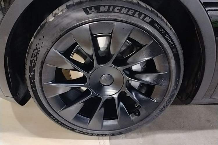 Used Tesla Model Y 2021 Standard Range Rear-Wheel Drive Version Left Front Wheel Hub