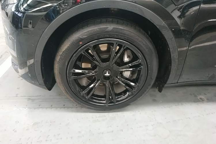 Used Tesla Model Y 2021 Standard Range Rear-Wheel Drive Version Left Front Wheel Hub