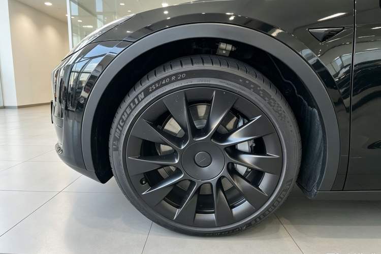 Used Tesla Model Y 2021 Standard Range Rear-Wheel Drive Version Left Front Wheel Hub