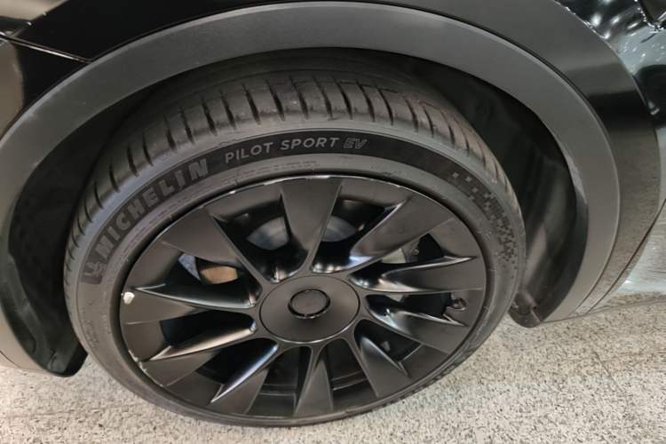 Used Tesla Model Y 2021 Long-Range All-Wheel-Drive Version Left Front Wheel Hub