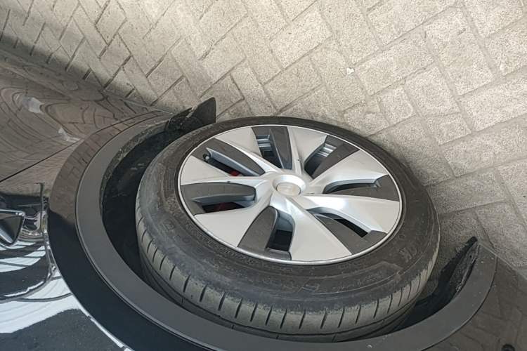 Used Tesla Model Y 2021 Standard Range Rear-Wheel Drive Version Left Front Wheel Hub